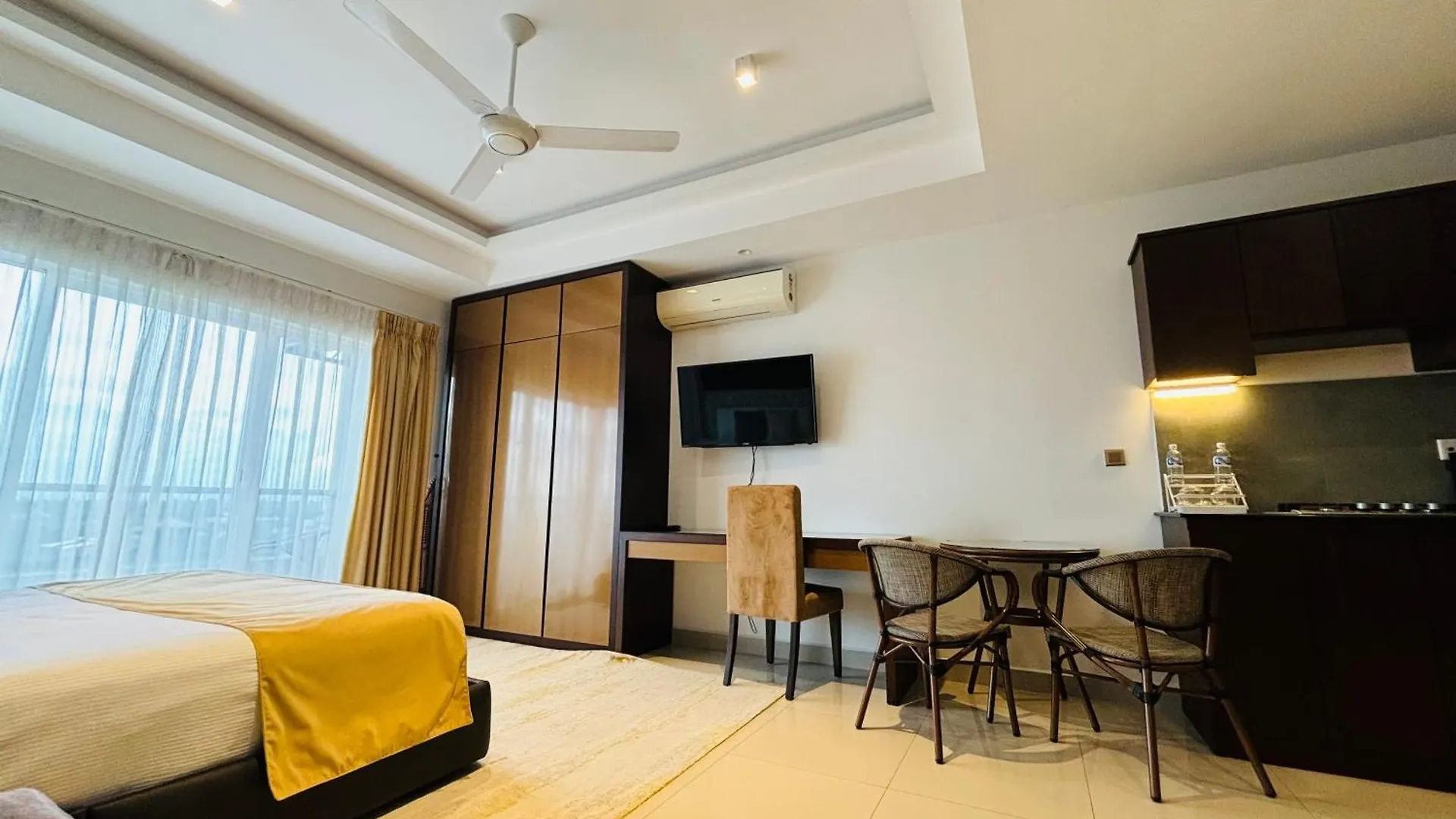 Ocean Breeze Studio Apartment Negombo