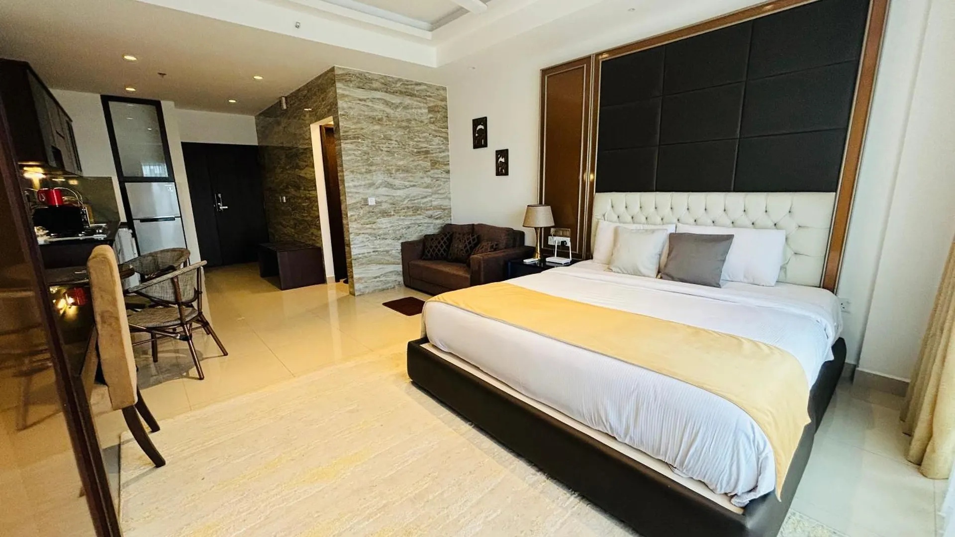 Ocean Breeze Studio Apartment Negombo